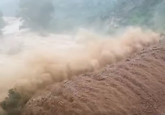 Imagen del agua rebosando el nivel de la presa en el río Cueva de Comares.