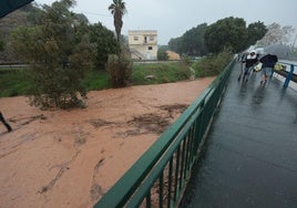 Las lluvias arreciarán entre las 14.00 y las 16.00 horas en Málaga capital y obligan a más desalojos en Campanillas