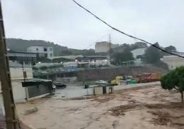 Imagen del río Benamargosa, desbordado este miércoles a su paso por la localidad axárquica.