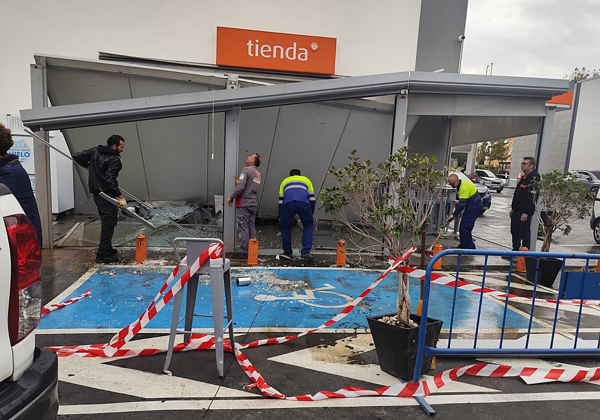 Estado en el que ha quedado la terraza tras el paso del tornado.