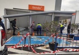 Estado en el que ha quedado la terraza tras el paso del tornado.