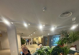 Turistas esta mañana en el hall de un hotel de la Costa del Sol.