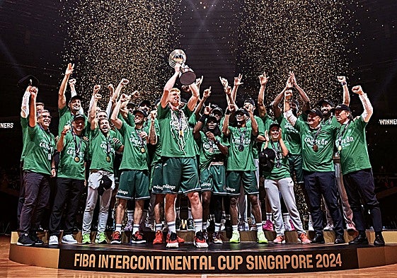 El Unicaja celebra la Copa Intercontinental lograda en Singapur.