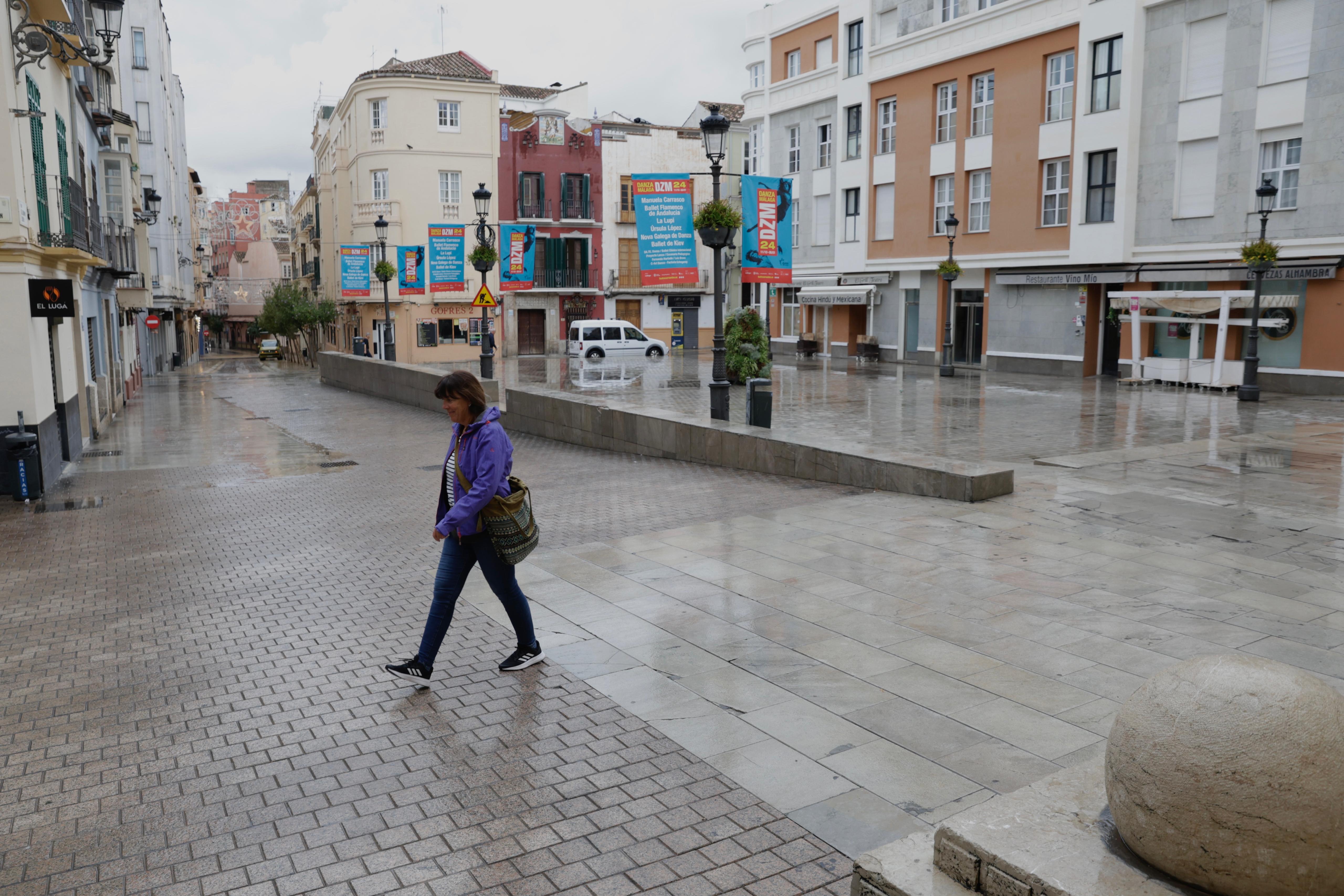 Estampas de la Málaga vacía por la alerta roja ante la previsión de fuertes lluvias este 13 de noviembre