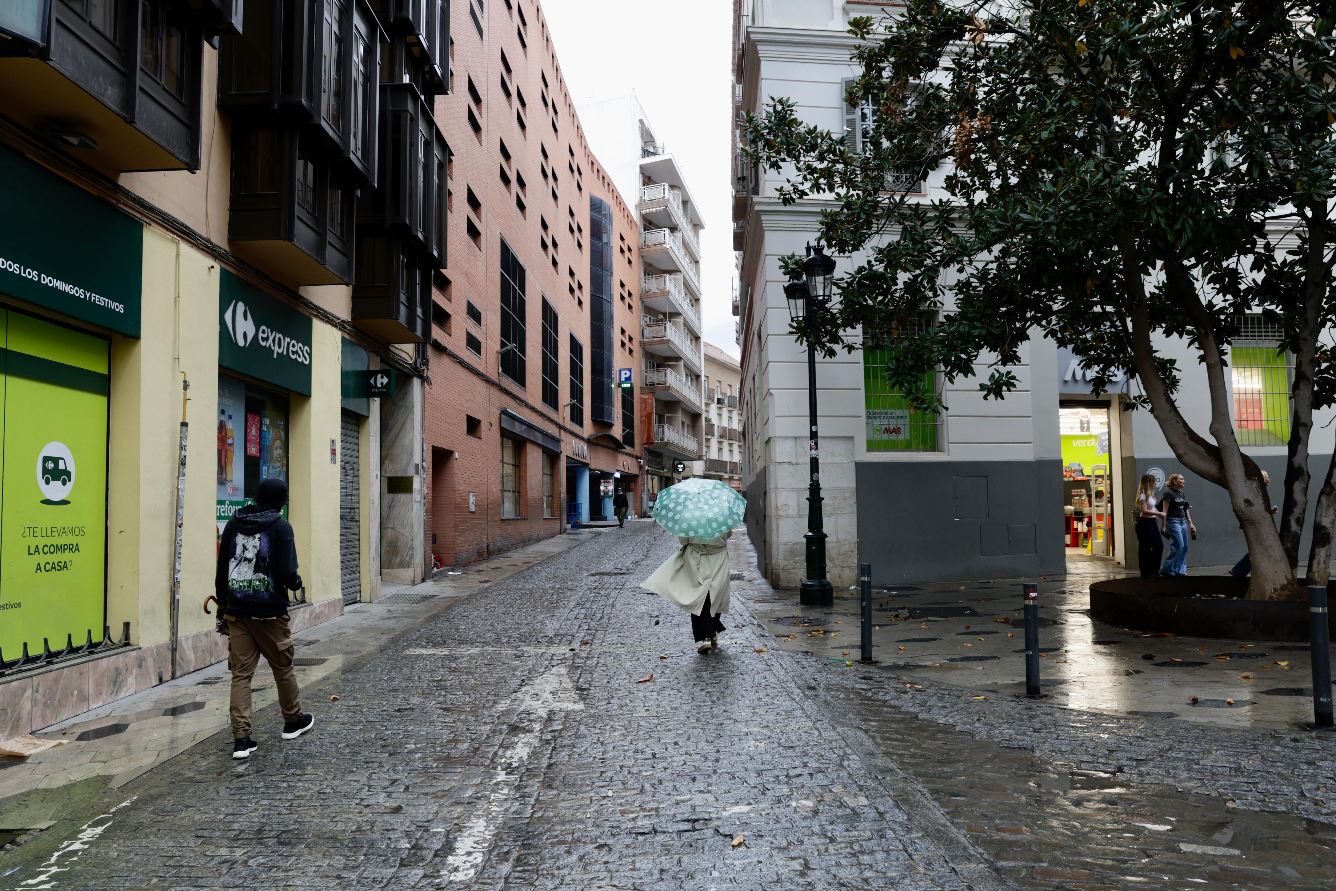 Estampas de la Málaga vacía por la alerta roja ante la previsión de fuertes lluvias este 13 de noviembre