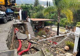 Cientos de escombro en una vivienda por la caída del muro.