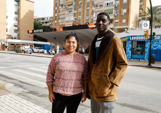 Un día después, Mansour y Cristina se reencuentran frente a la gasolinera en la que el joven la rescató en brazos de la inundación.