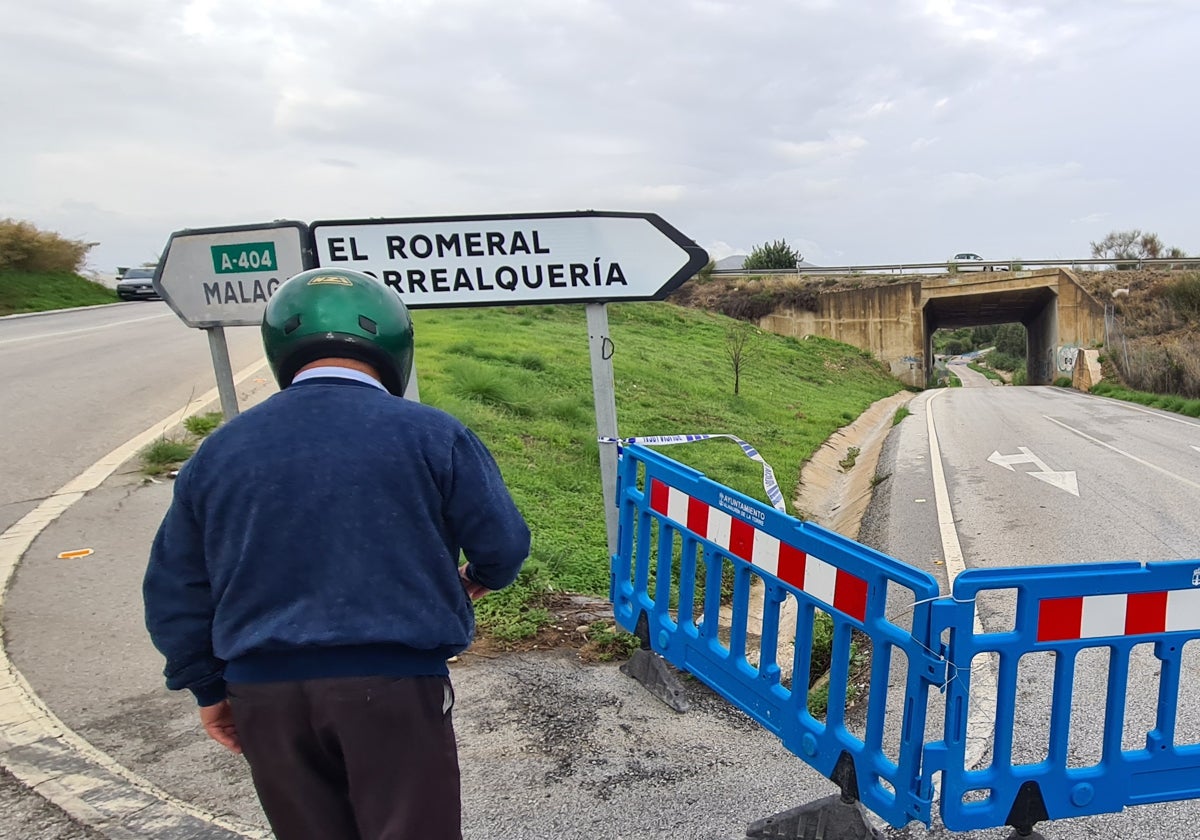 Un vecino observa el vallado colocado en la carretera de Zamorilla.