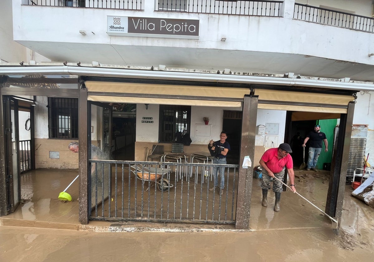 Imagen principal - Tres imágenes de los daños causados por la riada en Benamargosa.