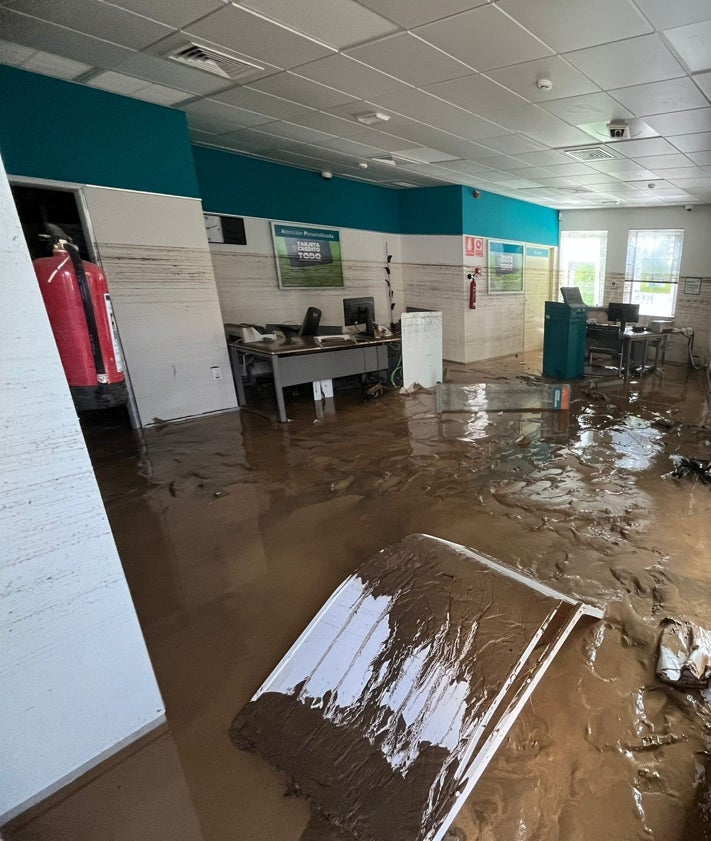 Imagen secundaria 2 - Tres imágenes de los daños causados por la riada en Benamargosa.