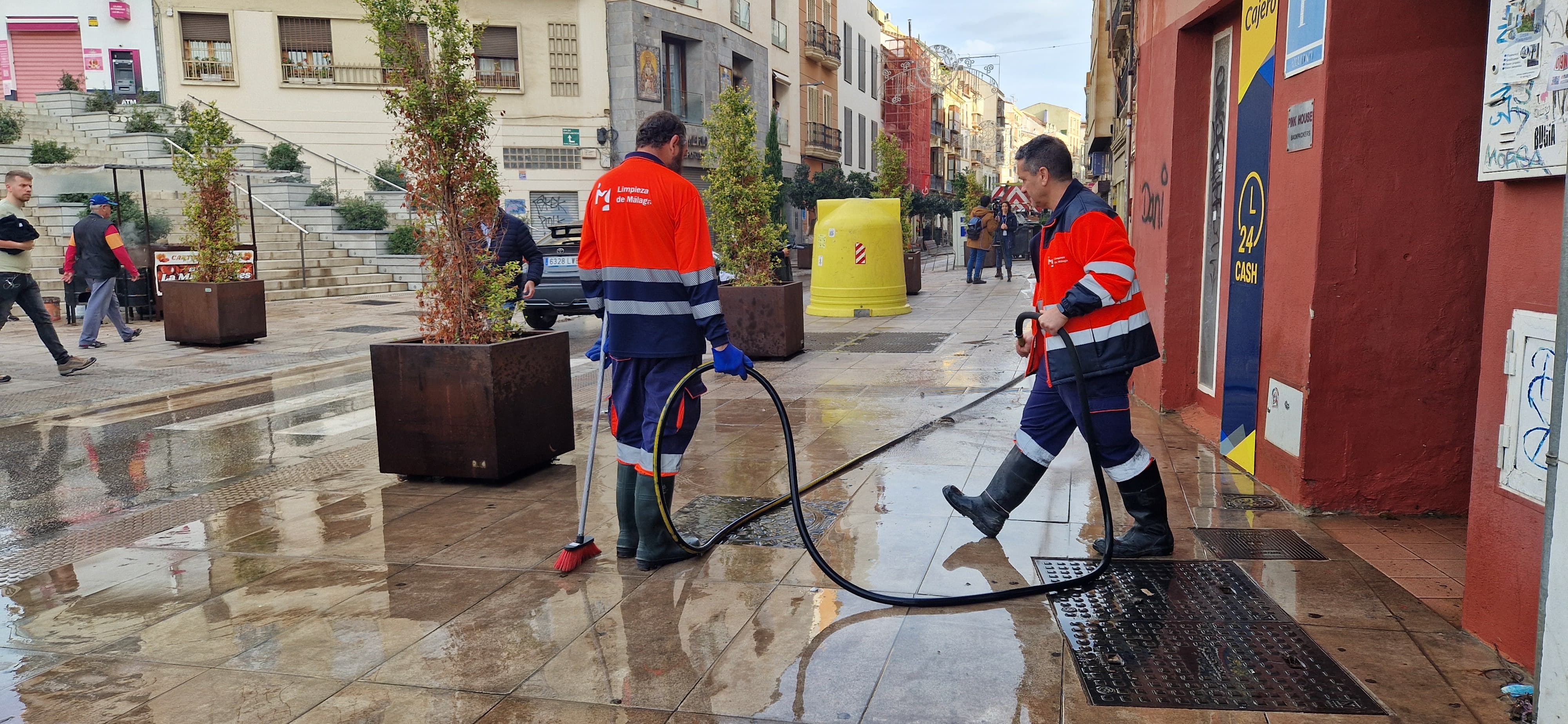 Así amanece este jueves el Centro de Málaga tras las fuertes lluvias provacadas por la DAMA