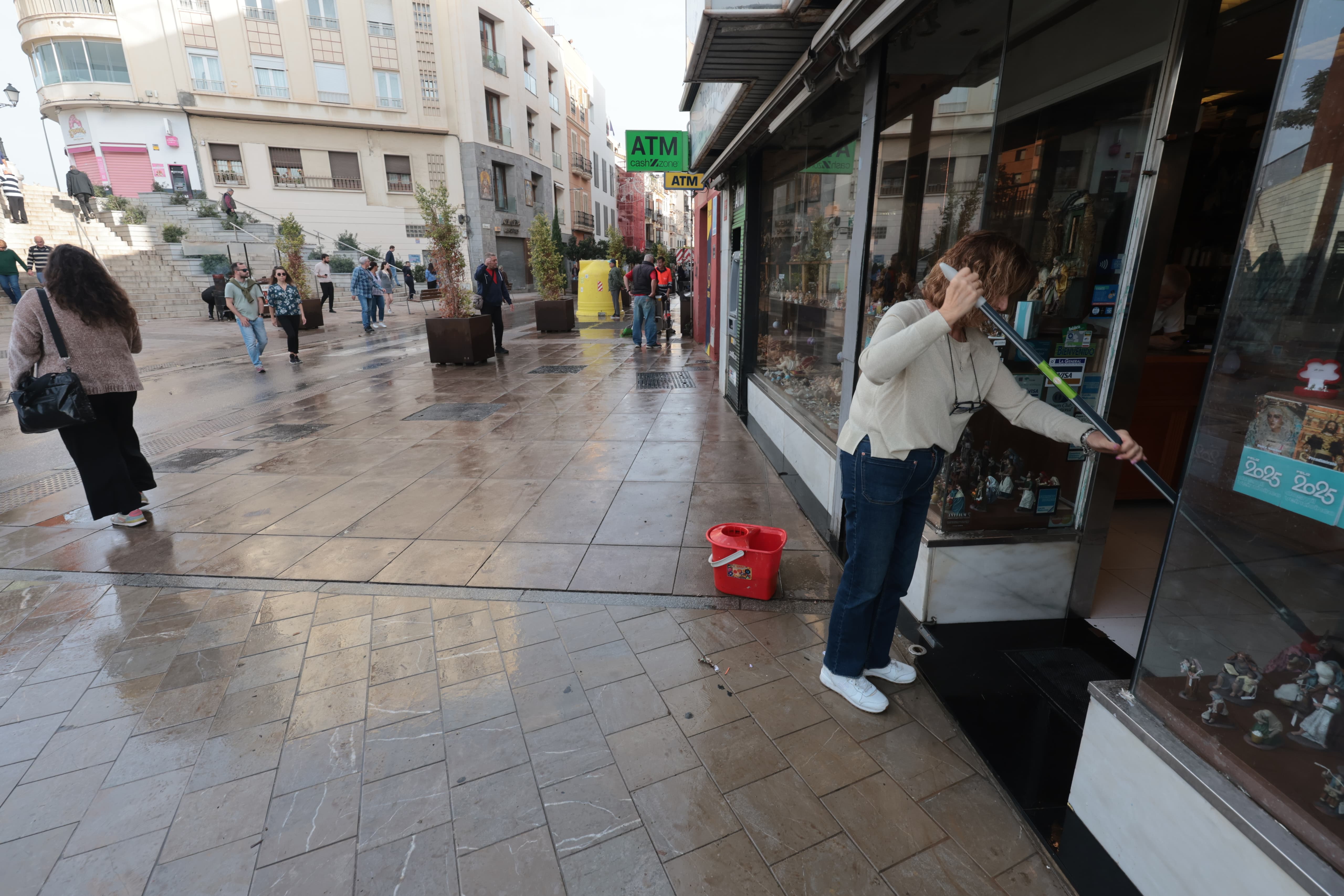 Trabajos de limpieza en Carretería y Tribuna de los Pobres tras la DANA.