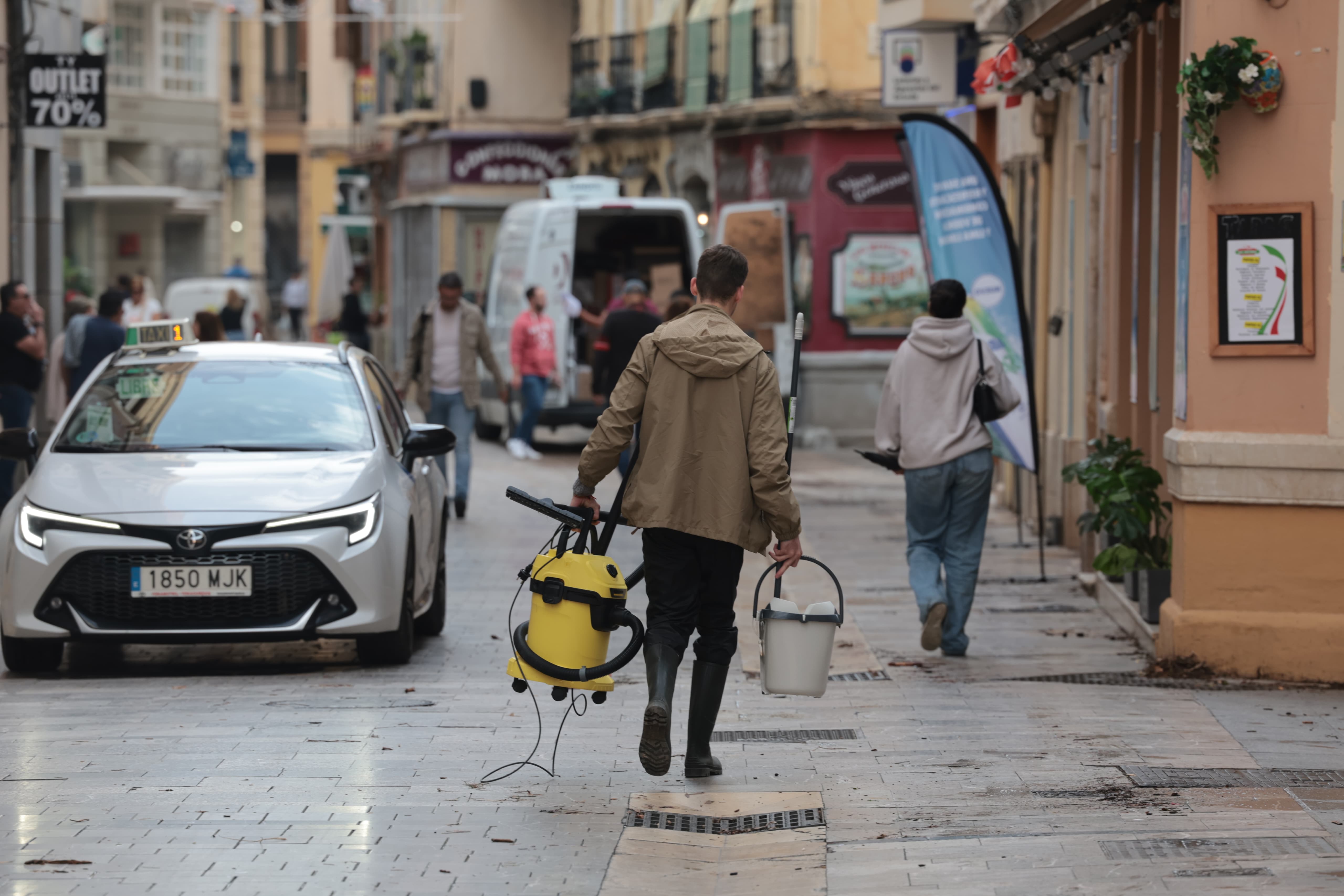 Trabajos de limpieza en Carretería y Tribuna de los Pobres tras la DANA.