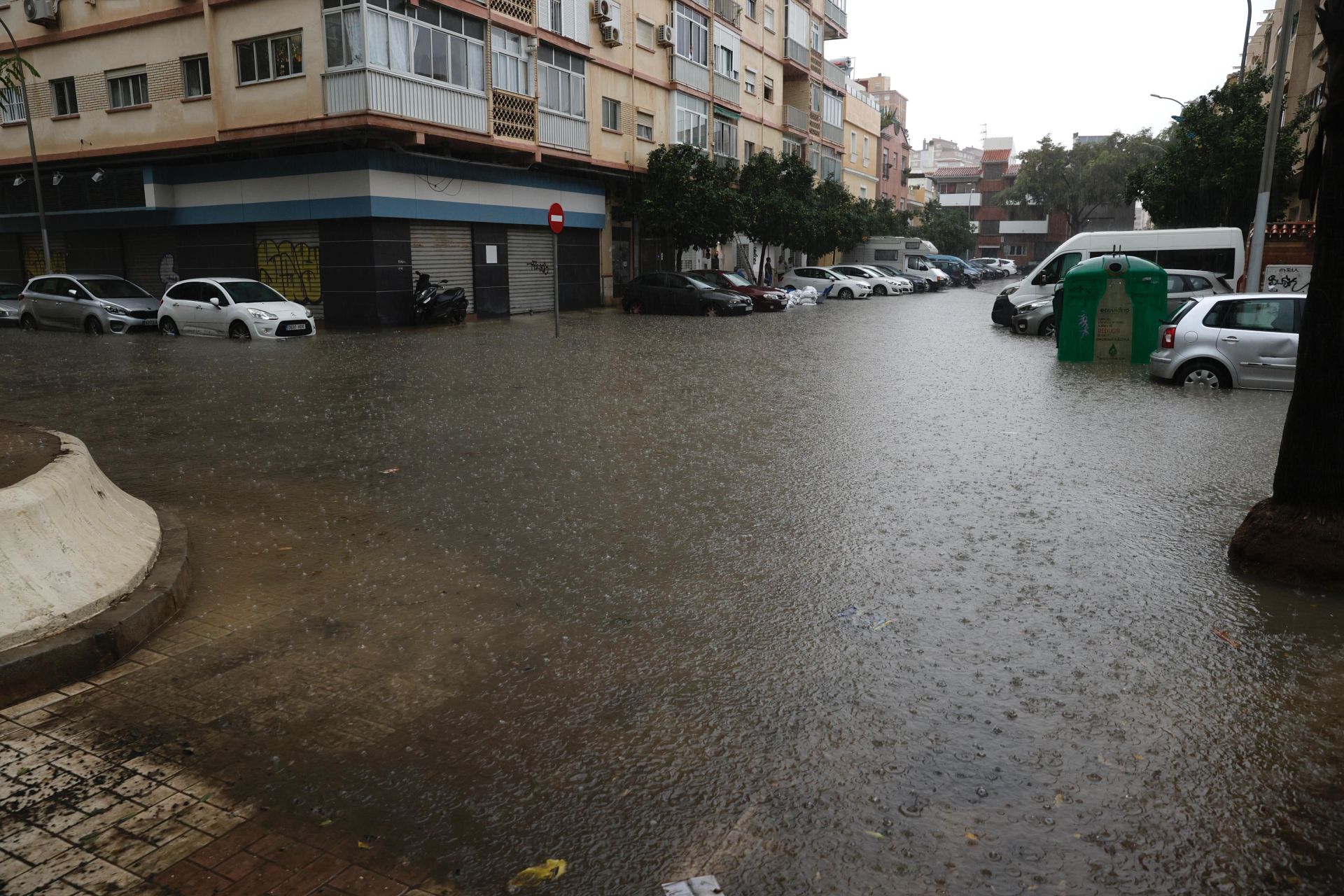 La lluvia en calles del barrio de Huelin, este miércoles