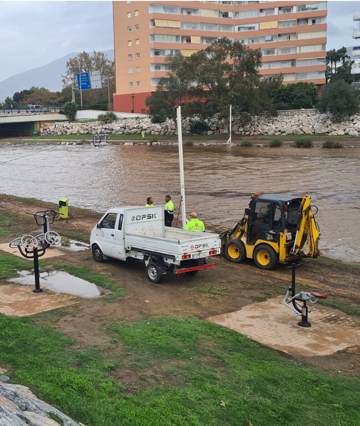 Imagen secundaria 2 - Estado de la desembocadura del río Fuengirola, este jueves, tras el paso de la DANA.