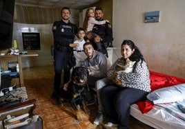 La familia al completo recibe a los policías ayer en su casa.