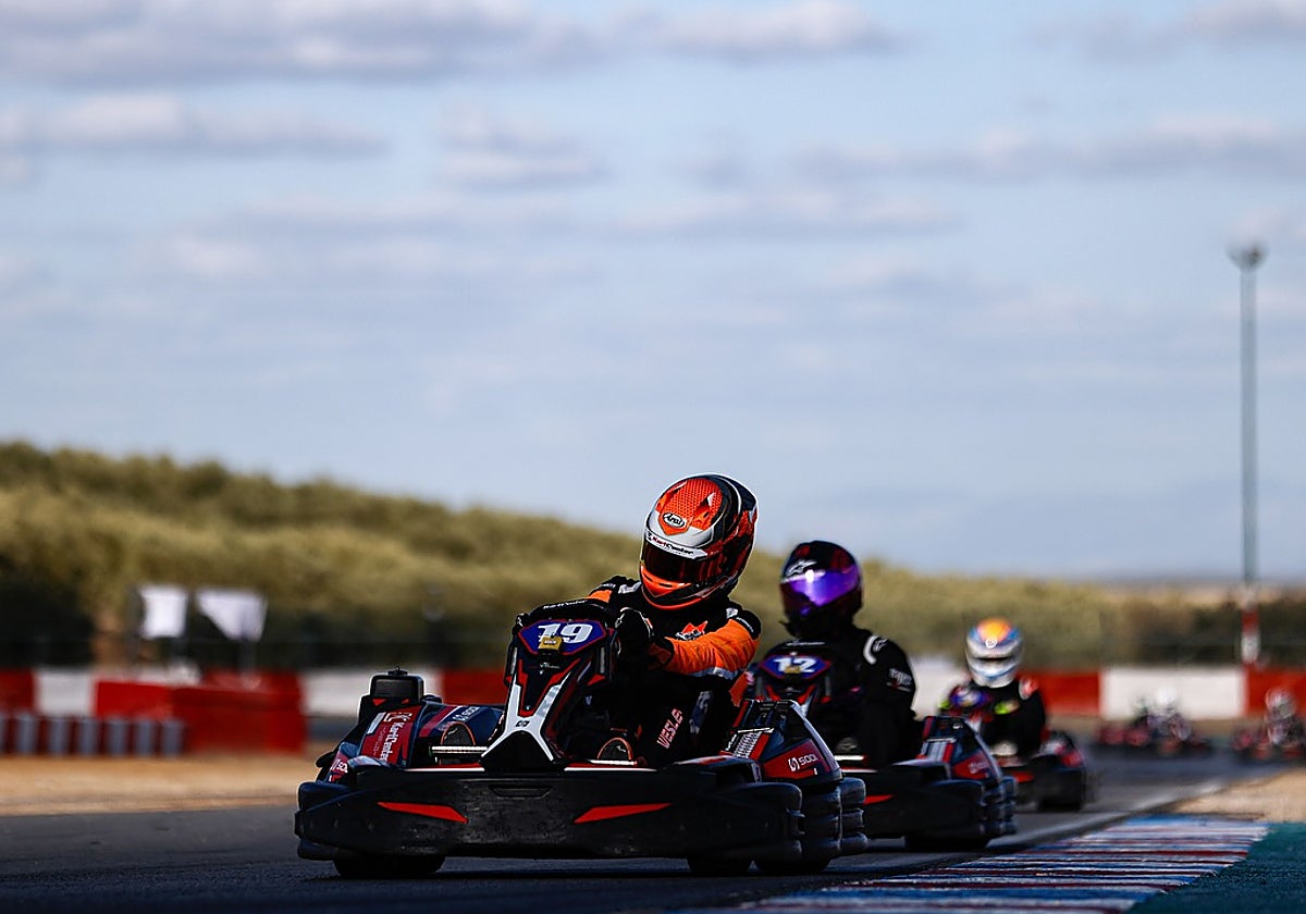 Varios pilotos en el circuito del KartCenter de Campillos.
