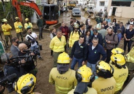 Juanma Moreno y Antonio Sanz, con trabajadores del Infoca.