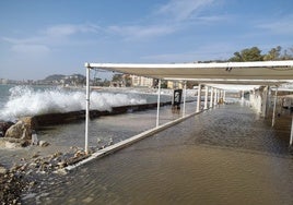 La terraza principal del balneario de los Baños del Carmen, de nuevo bajo el agua.