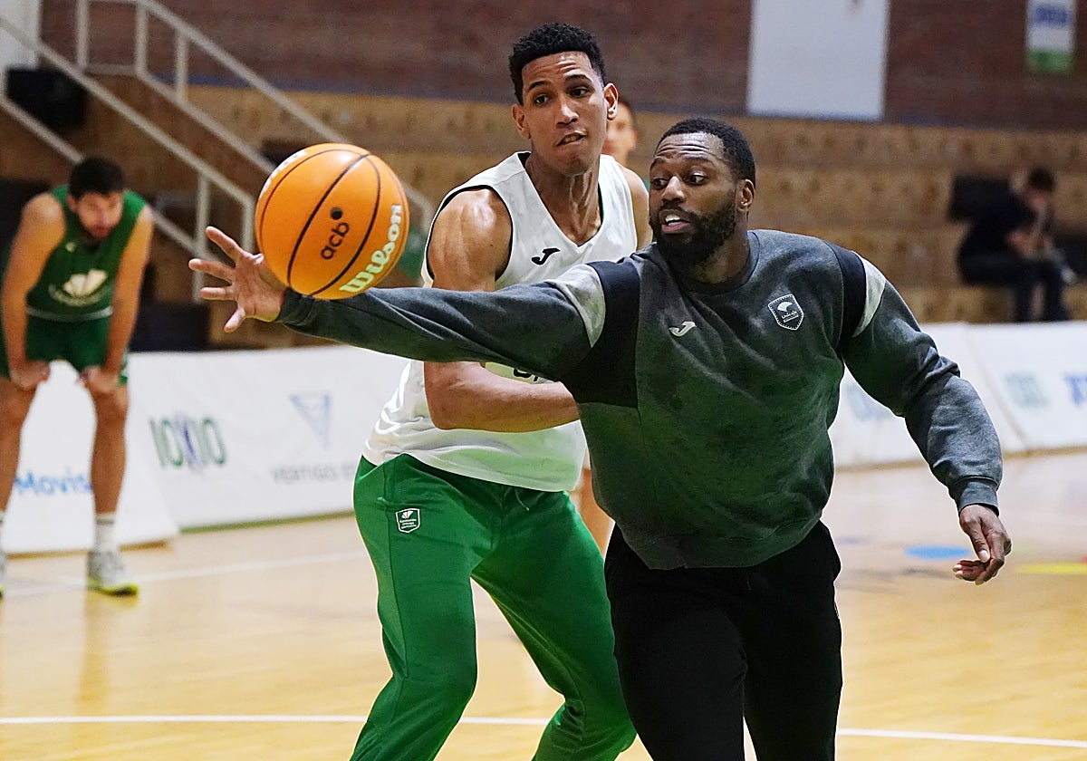 Tyson Pérez y Melvin Ejim, entrenándose en Los Guindos.