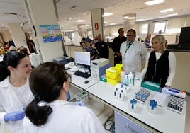 La consejera de Salud, Rocío Hernández, visita los laboratorios del Clínico.