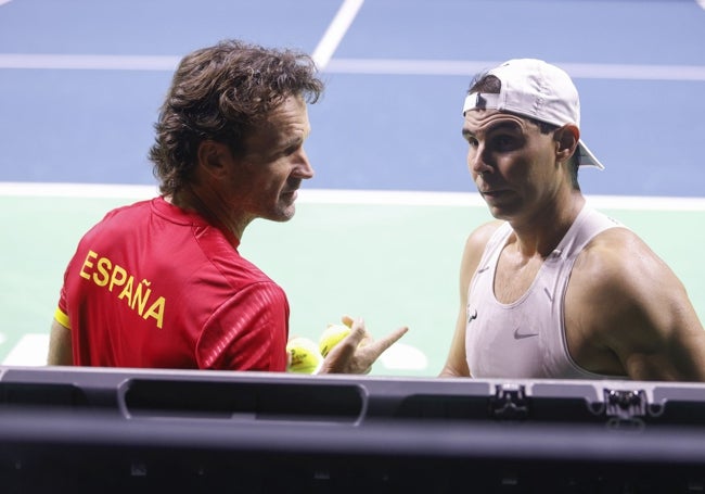 Carlos Moyá habla con Rafa Nadal este viernes.