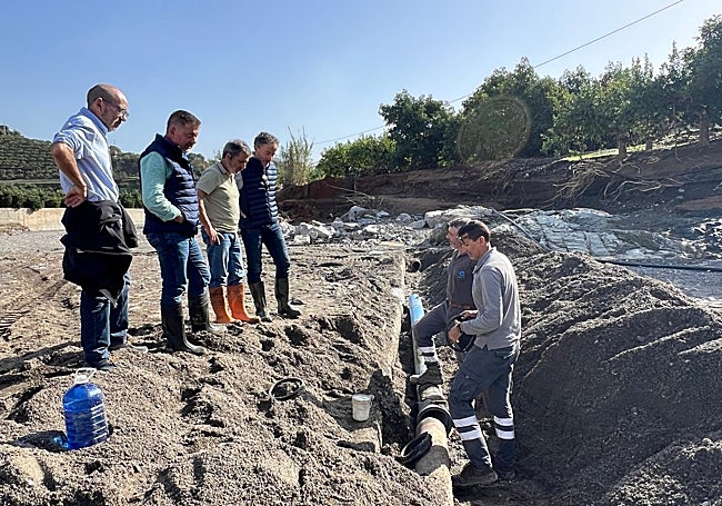 Técnicos y responsables políticos de Axaragua, en una de las zonas dañadas.