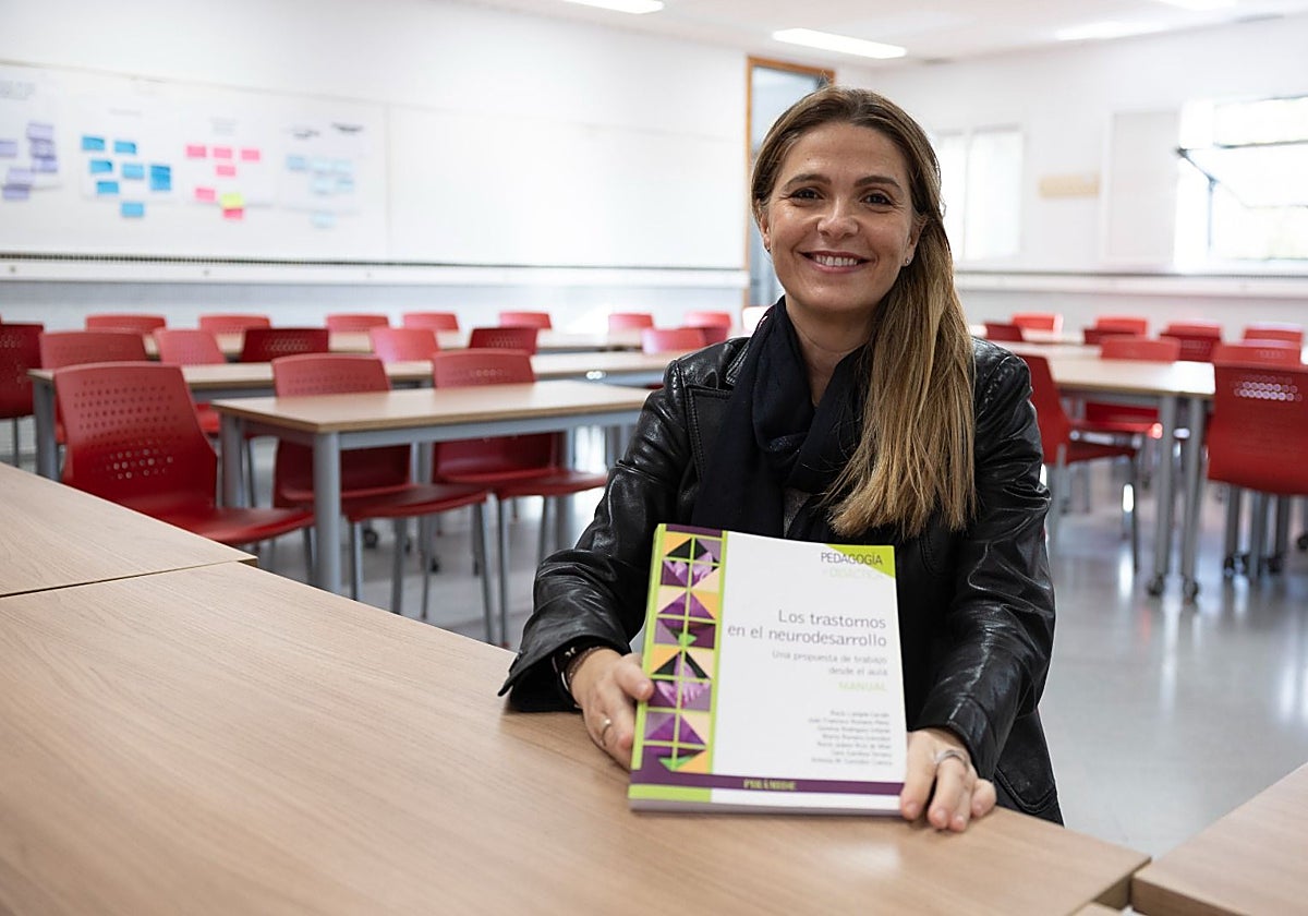 Lavigne muestra el libro cuya recaudación va destinada a la Fundación Olivares.