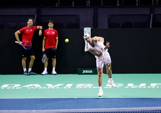 Rafa Nadal entrena el saque