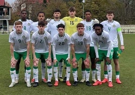 Once de Irlanda sub-19 con Aarón Ochoa abajo en el centro.