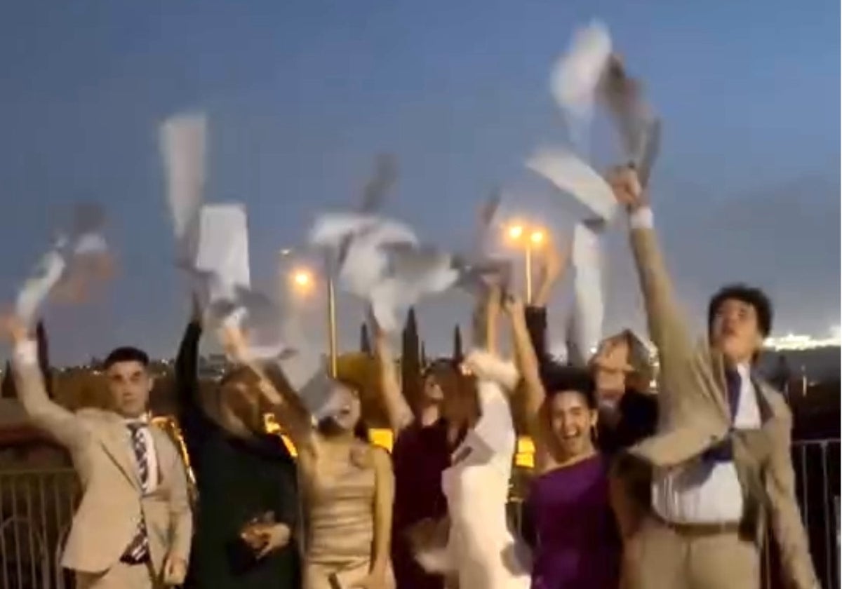 Estudiantes de la Universidad de Málaga en el final de su graduación.