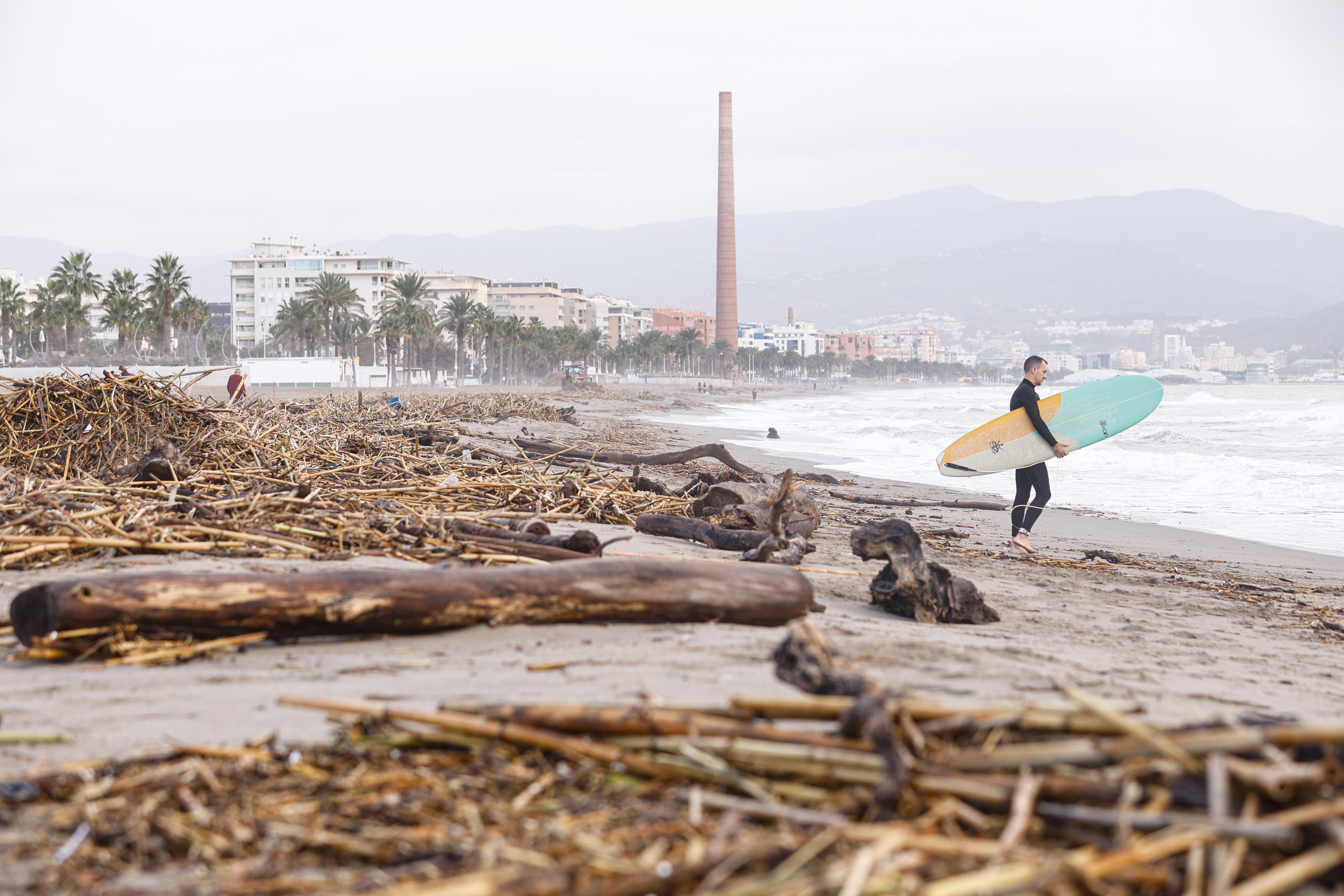 Arranca la limpieza de playas tras el paso de la DANA en Málaga