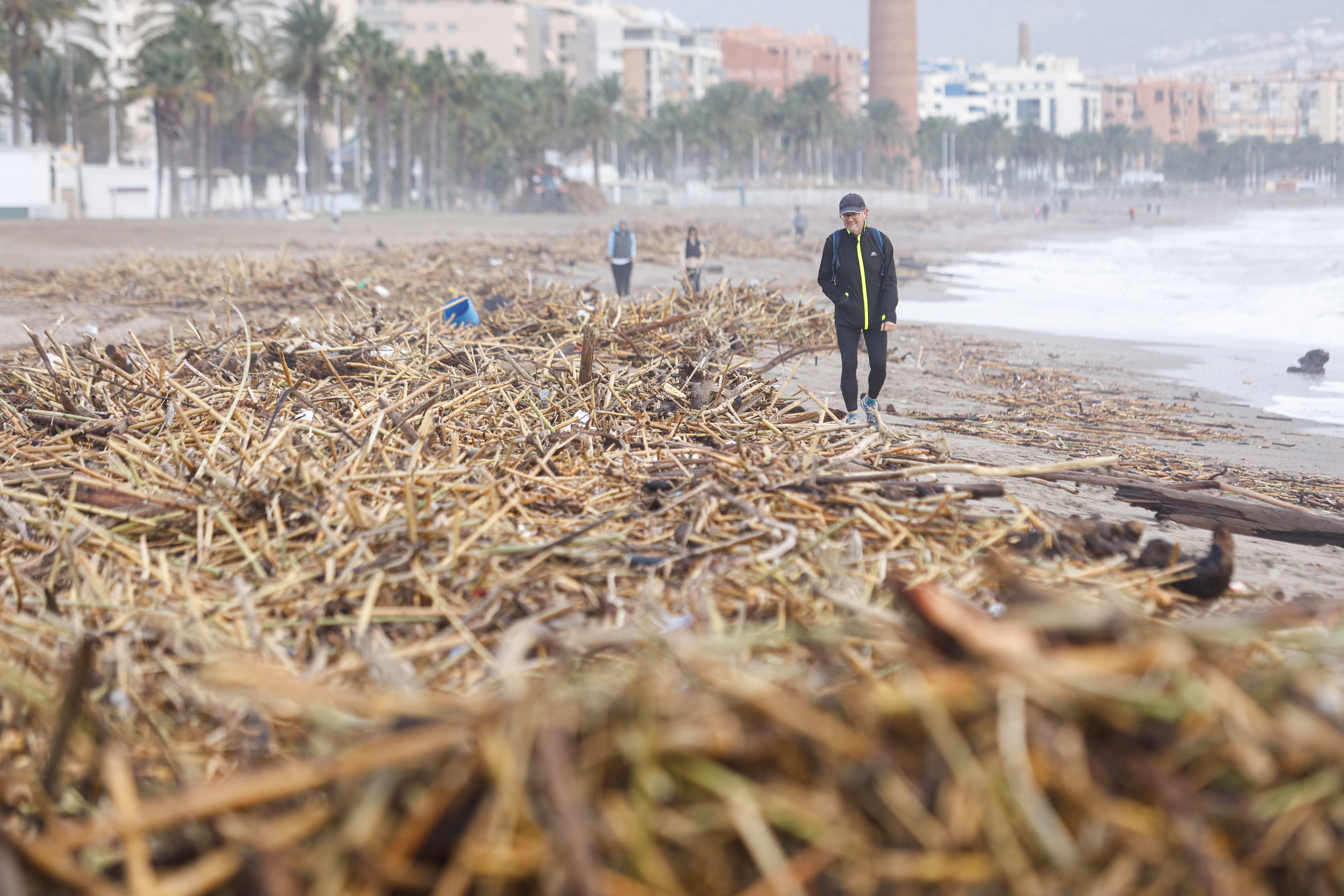 Arranca la limpieza de playas tras el paso de la DANA en Málaga