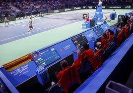 El banquillo español el viernes, con las tablets y pantallas de plasma, durante el duelo ante Polonia.