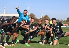 Los jugadores del Antequera posan tras vencer al Real Madrid Castilla.