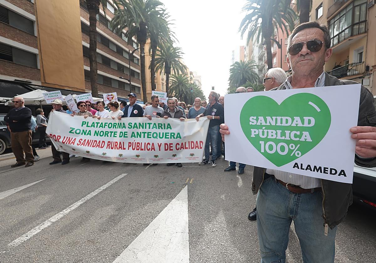 Imagen principal - Málaga se suma a la marcha andaluza contra el «deterioro» de la sanidad pública
