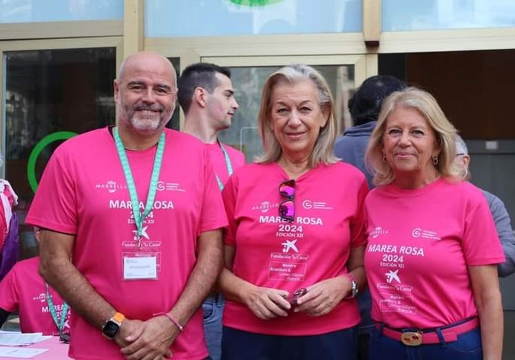 Caracuel, en el centro de la imagen, en la marcha celebrada en Marbella; a la derecha de la foto, la alcaldesa marbellí, Ángeles Muñoz.