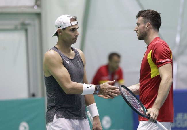 Rafa Nadal, en el tramo final del entrenamiento junto a Pedro Martínez.