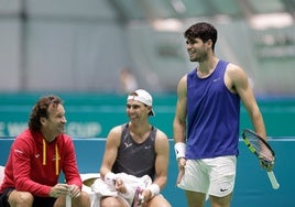 Carlos Moyá, Rafa Nadal y Carlos Alcaraz, sonrientes este domingo.