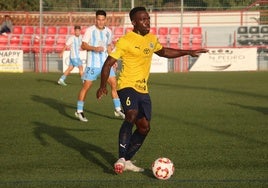 Essomba, jugador del Marbellí, controla el balón.