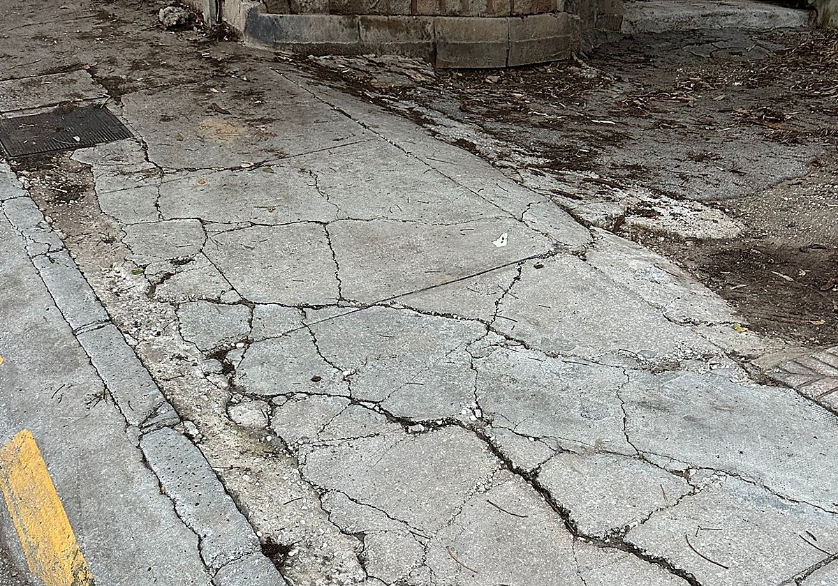 Acera en mal estado.