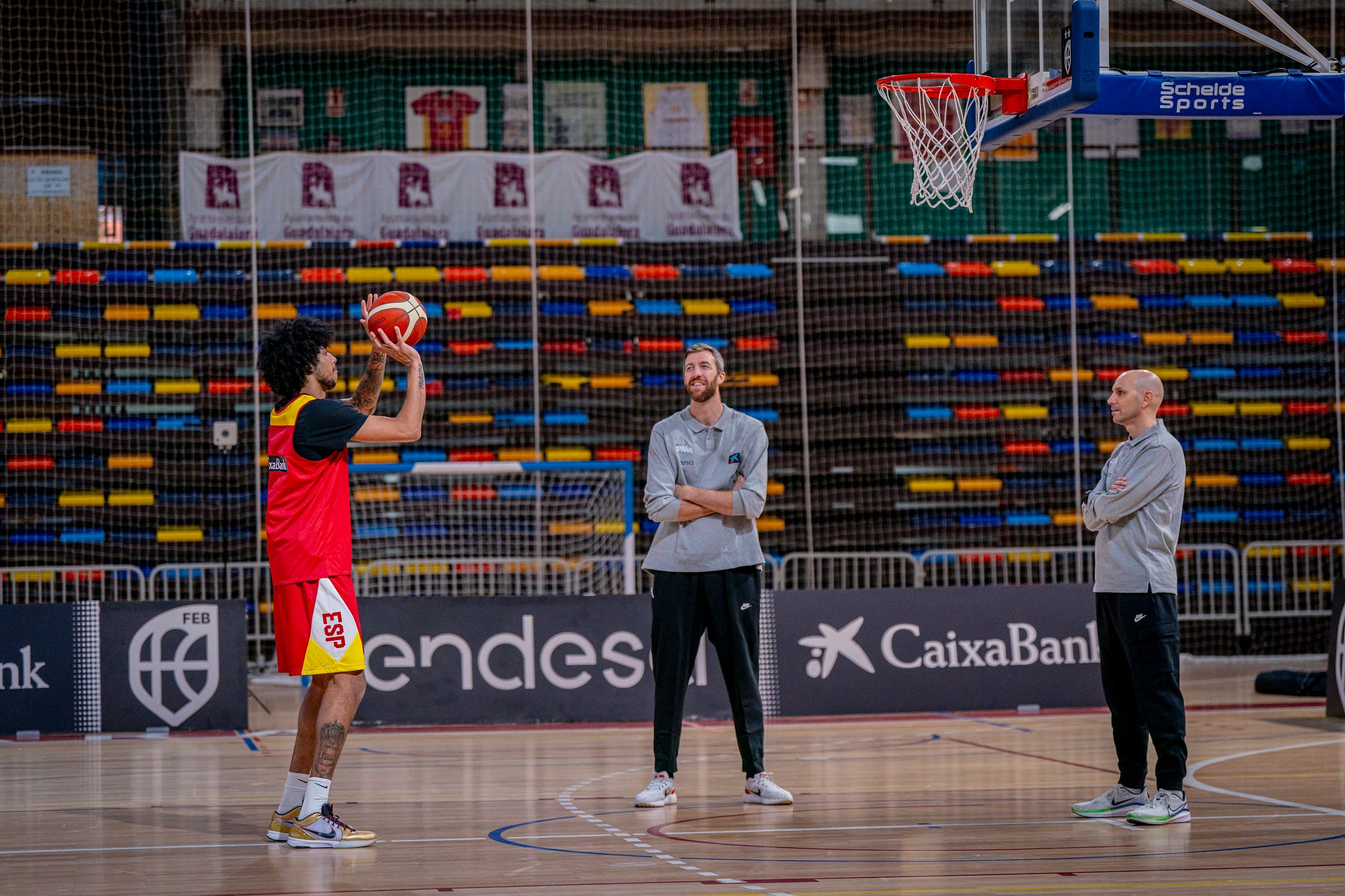 Los jugadores del Unicaja y Saint-Supéry ya sudan con la selección