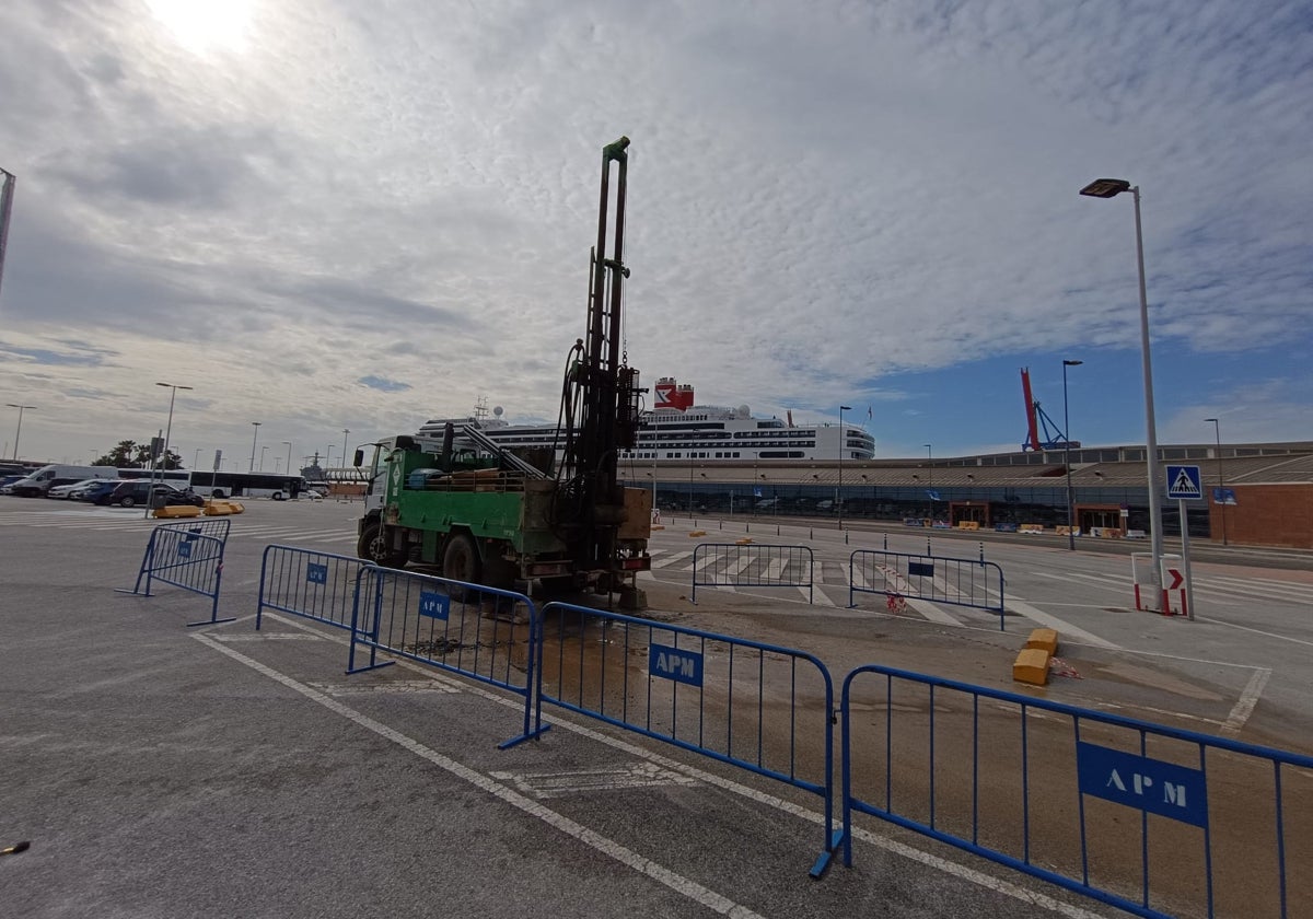 Trabajos para el estudio geotécnico en la plataforma del morro de Levante del puerto.