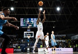 Tyson Carter lanza a canasta en el partido ante el Andorra.