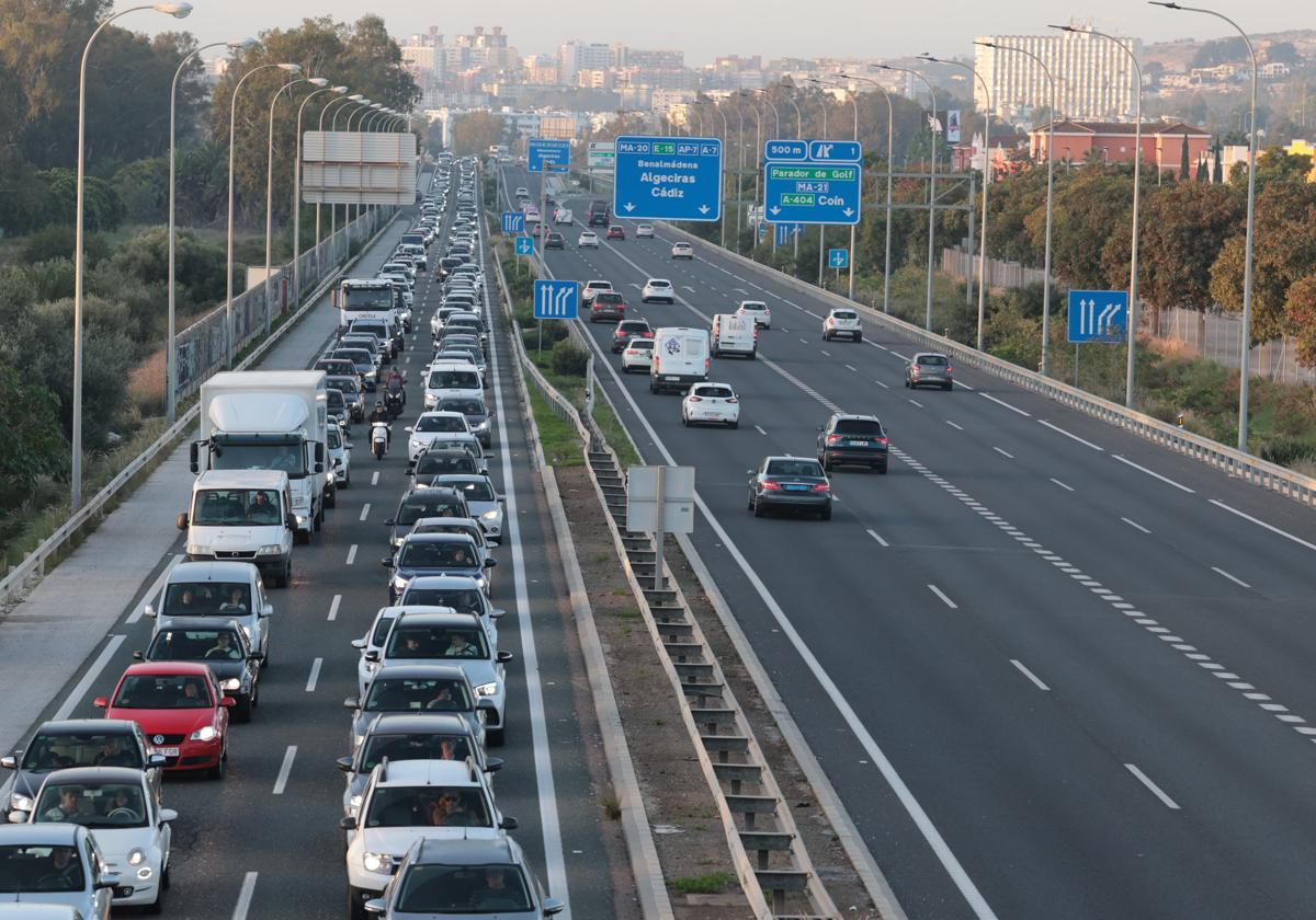 Retenciones en la entrada a Málaga a la altura de San Julián, donde ha habido dos accidentes consecutivos.