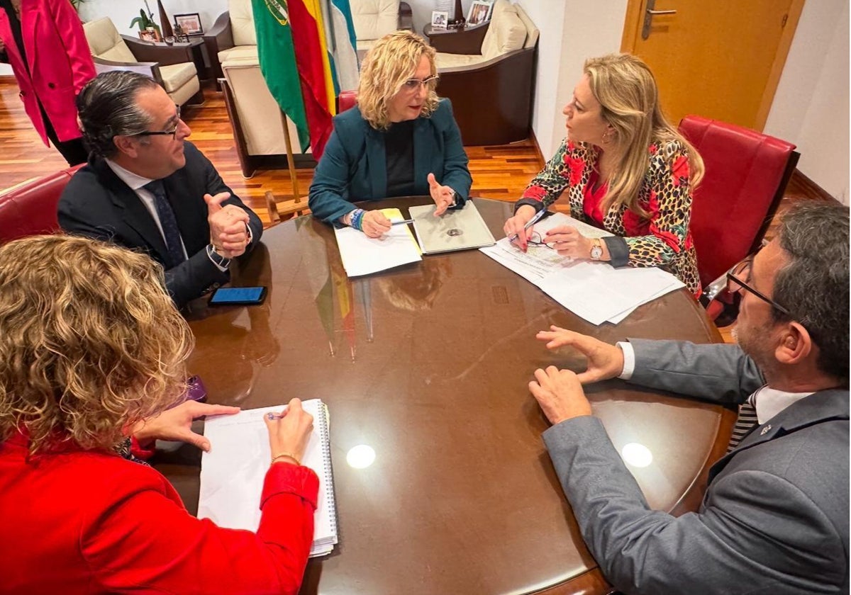 La alcaldesa y la consejera, junto a otras autoridades, analizan el proyecto.