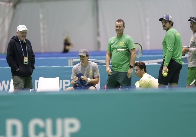 Parte del equipo australiano de Copa Davis en Málaga, con Alex de Miñaur y Lleyton Hewitt (capitán).