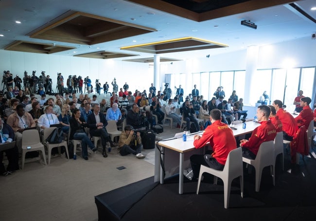 La multitudinaria rueda de prensa, que se aprecia en esta inagen.