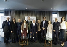 Foto de familia de los participantes en el foro para analizar el futuro del puerto.