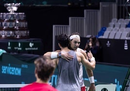 El abrazo de Rafa Nadal y Carlos ALcaraz al final de la sesión de este lunes.